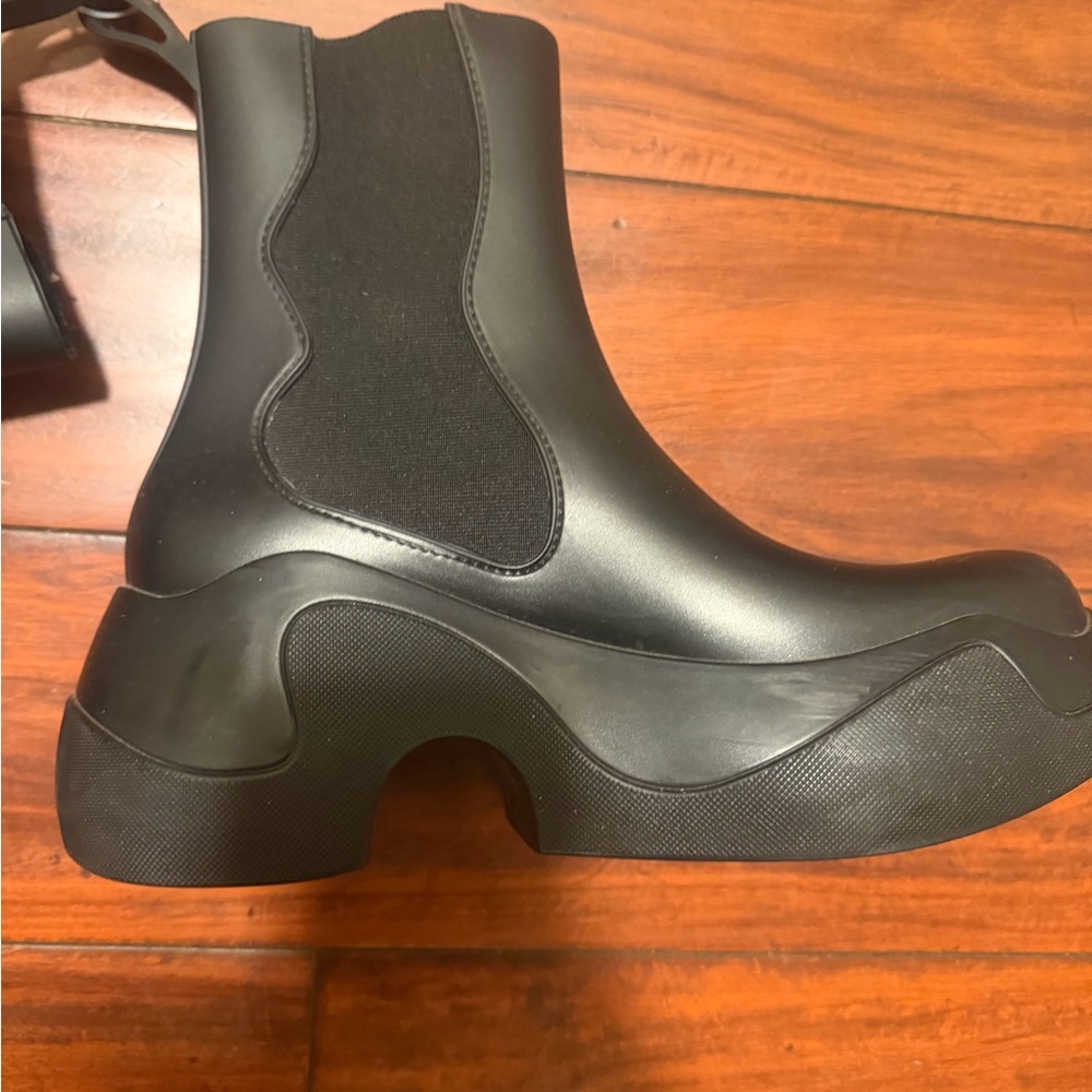 XOCOK Black Platform Chelsea Bootie - Picture 2 of 11